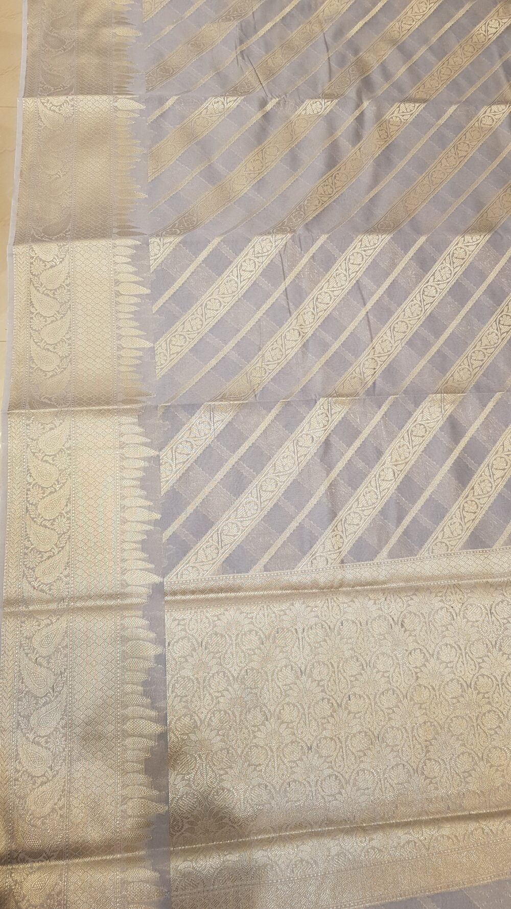 MOINI FABRICS - Banarasi Plain Organza Aada Saree. - Image 5