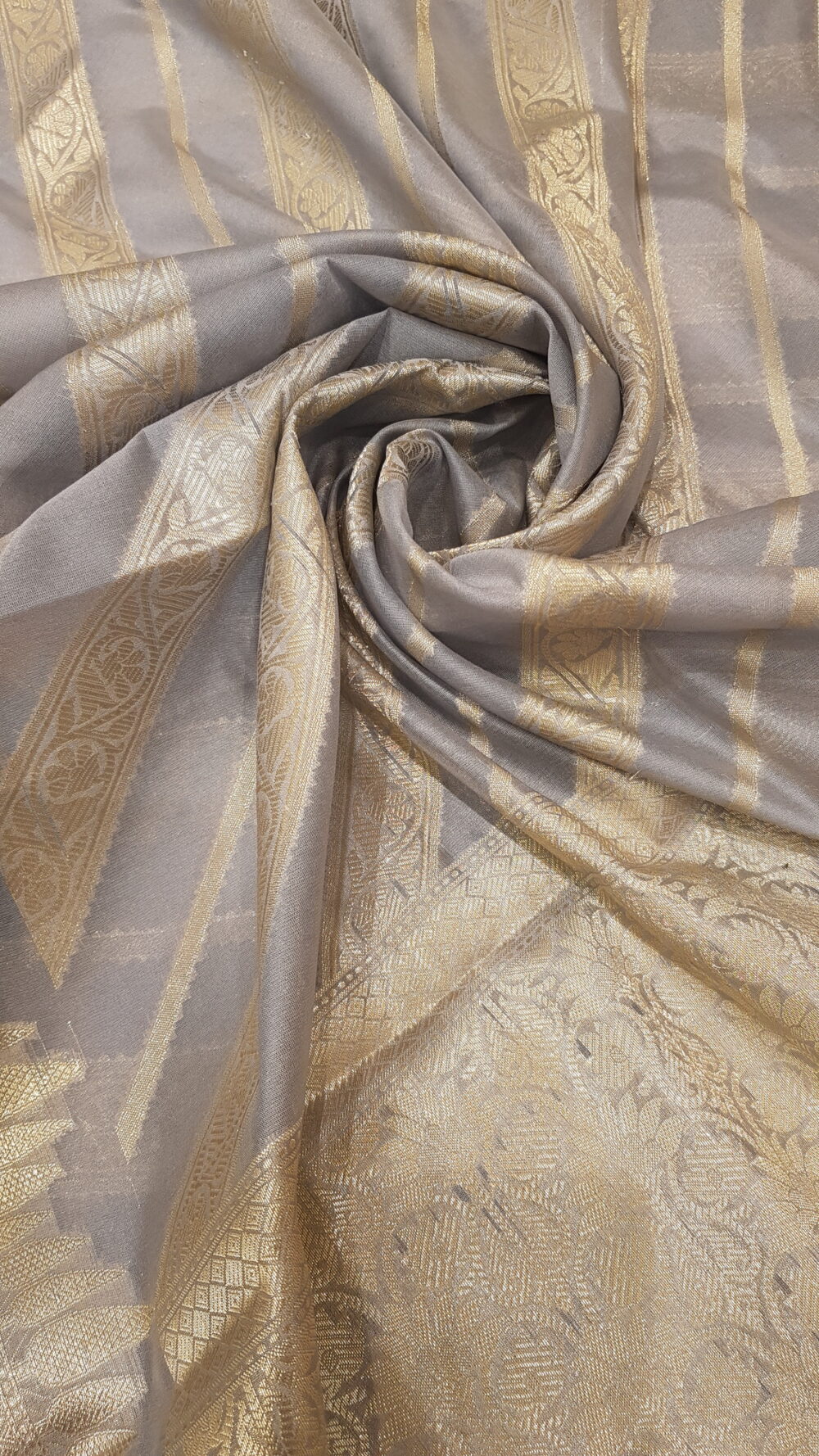 MOINI FABRICS - Banarasi Plain Organza Aada Saree. - Image 4